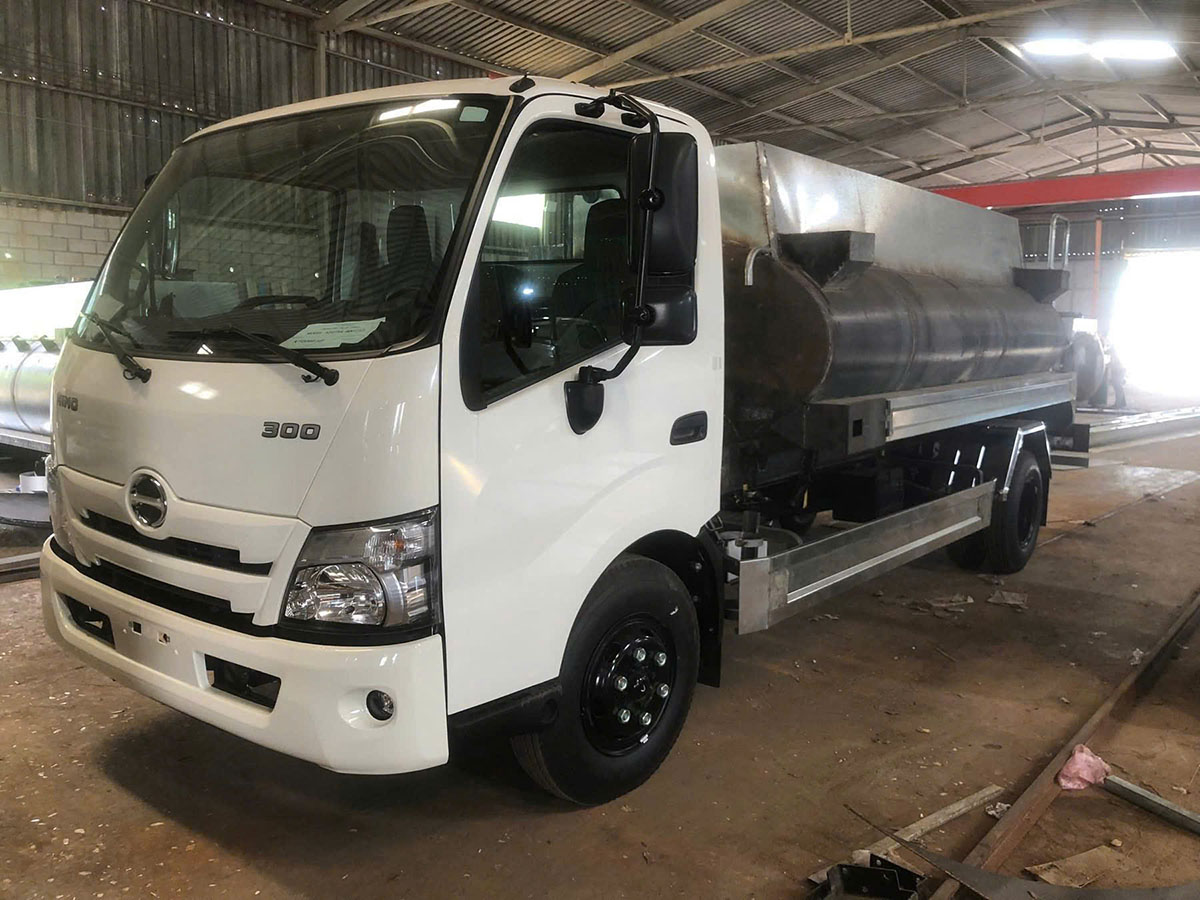 HINO XZU730L CHỞ 6 KHỐI XĂNG HINO XZU730L CHỞ 6 KHỐI XĂNG