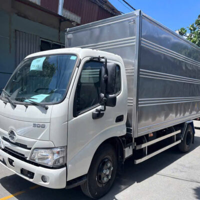 HINO XZU650 EURO 5  1T9 THÙNG KÍN 4M6